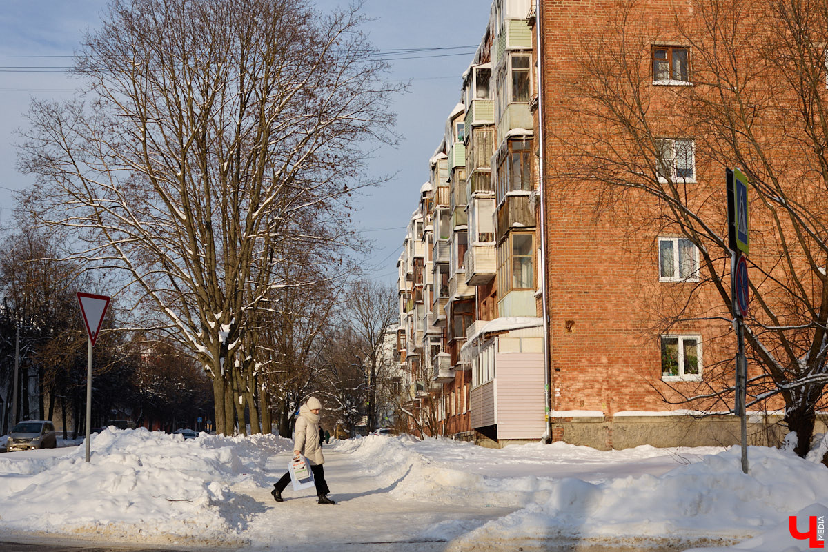 Вы, наверное, уже обратили внимание на огромное количество сосулек на крышах Владимира. Всё дело в капризах погоды: этой зимой на улице то холода, то оттепель. Только вода на кровле растает и начнет капать вниз, как ее схватит мороз. Самая большая проблема в областном центре со старым жилым фондом. Как избежать схода наледи и что делать, если ледяной сталактит все-таки упал?