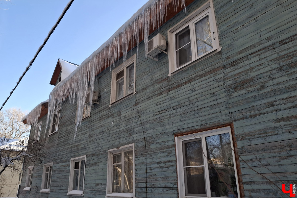 Вы, наверное, уже обратили внимание на огромное количество сосулек на крышах Владимира. Всё дело в капризах погоды: этой зимой на улице то холода, то оттепель. Только вода на кровле растает и начнет капать вниз, как ее схватит мороз. Самая большая проблема в областном центре со старым жилым фондом. Как избежать схода наледи и что делать, если ледяной сталактит все-таки упал?