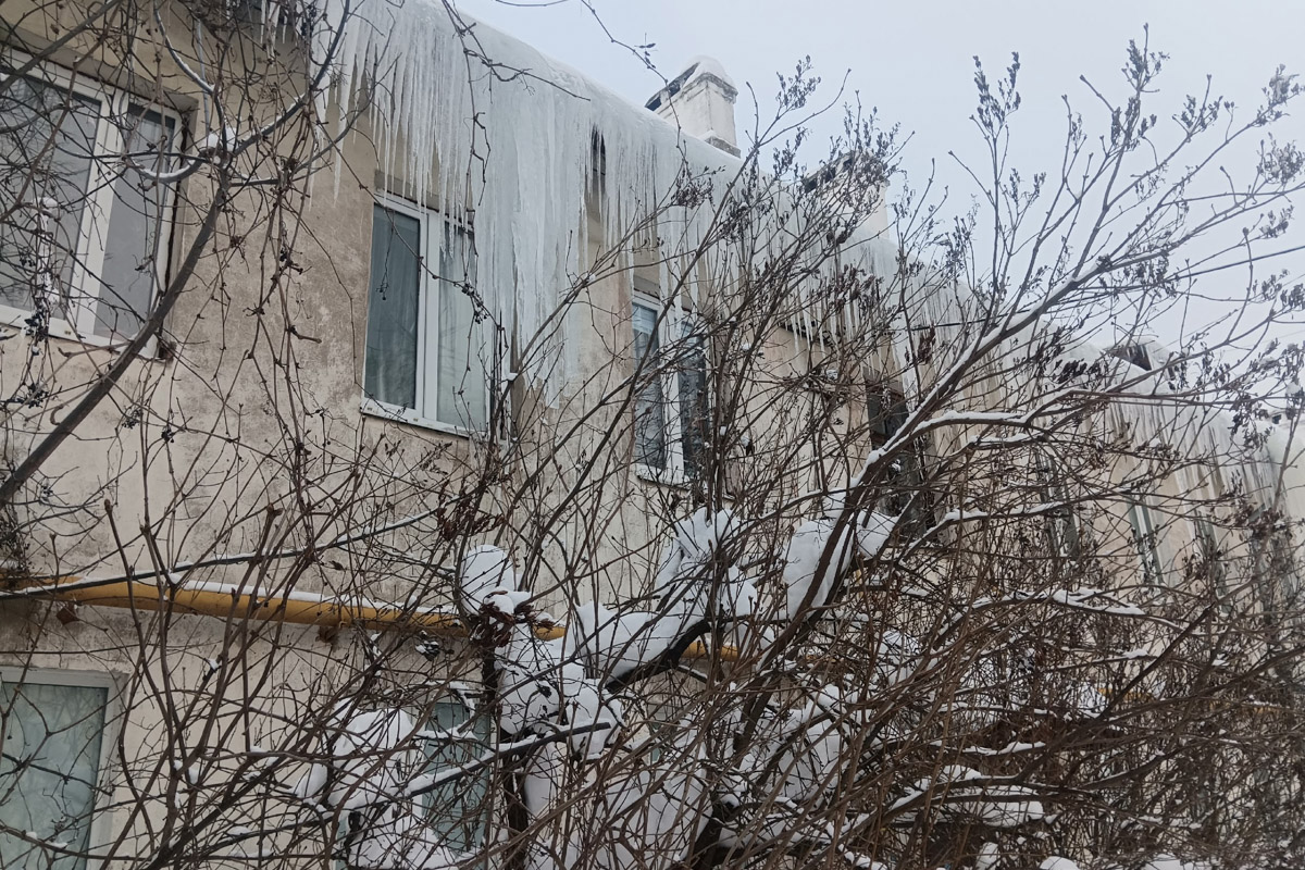 Вы, наверное, уже обратили внимание на огромное количество сосулек на крышах Владимира. Всё дело в капризах погоды: этой зимой на улице то холода, то оттепель. Только вода на кровле растает и начнет капать вниз, как ее схватит мороз. Самая большая проблема в областном центре со старым жилым фондом. Как избежать схода наледи и что делать, если ледяной сталактит все-таки упал?