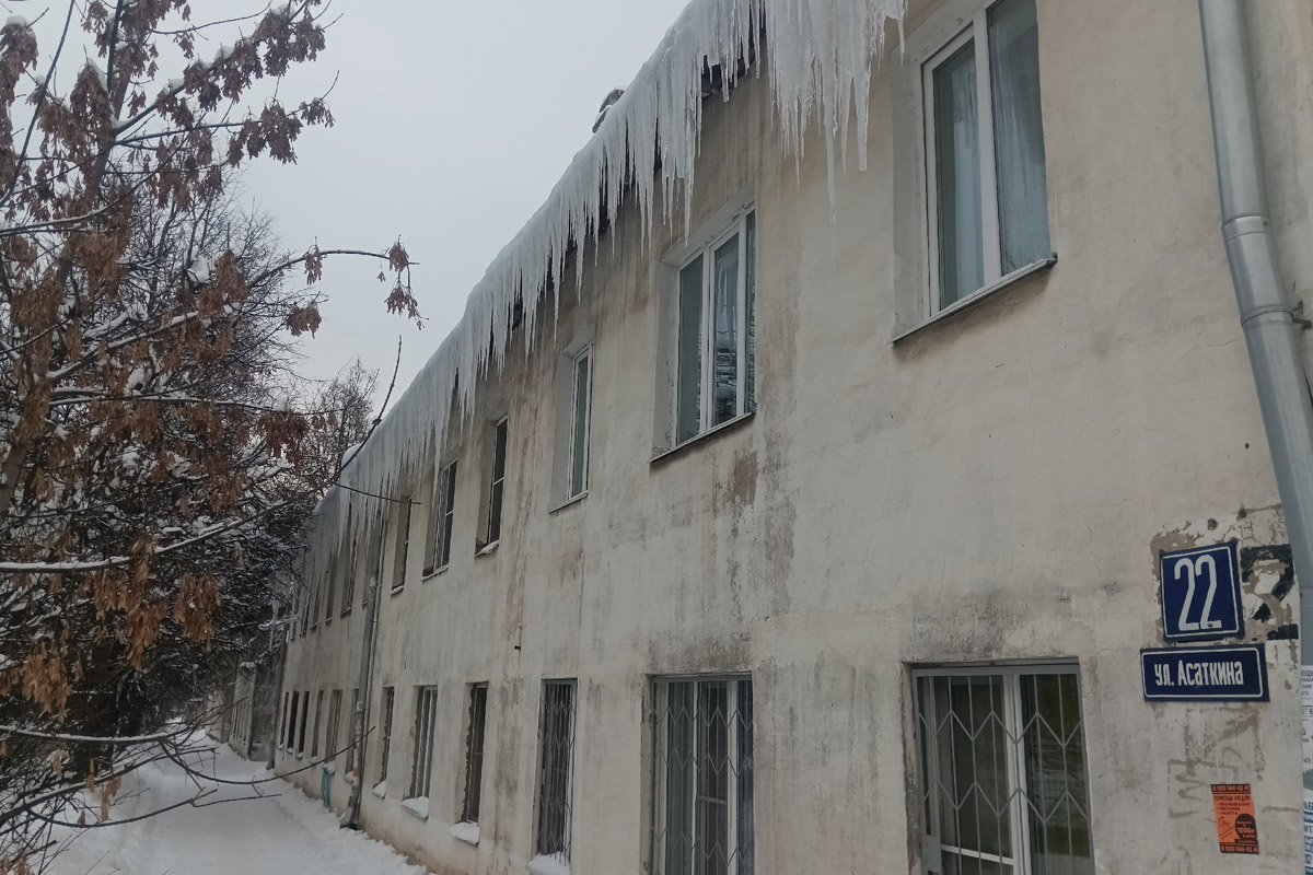 Вы, наверное, уже обратили внимание на огромное количество сосулек на крышах Владимира. Всё дело в капризах погоды: этой зимой на улице то холода, то оттепель. Только вода на кровле растает и начнет капать вниз, как ее схватит мороз. Самая большая проблема в областном центре со старым жилым фондом. Как избежать схода наледи и что делать, если ледяной сталактит все-таки упал?