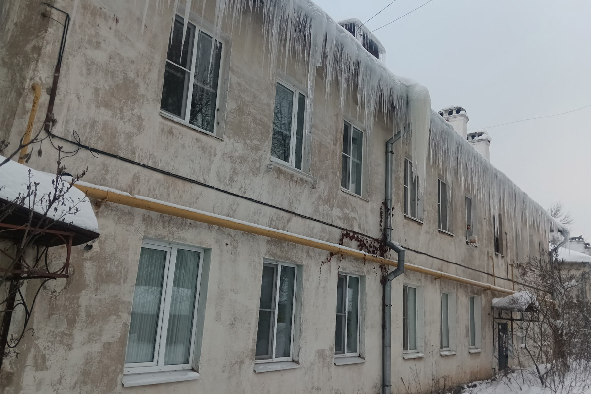 Вы, наверное, уже обратили внимание на огромное количество сосулек на крышах Владимира. Всё дело в капризах погоды: этой зимой на улице то холода, то оттепель. Только вода на кровле растает и начнет капать вниз, как ее схватит мороз. Самая большая проблема в областном центре со старым жилым фондом. Как избежать схода наледи и что делать, если ледяной сталактит все-таки упал?