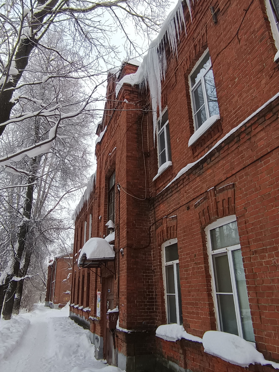 Вы, наверное, уже обратили внимание на огромное количество сосулек на крышах Владимира. Всё дело в капризах погоды: этой зимой на улице то холода, то оттепель. Только вода на кровле растает и начнет капать вниз, как ее схватит мороз. Самая большая проблема в областном центре со старым жилым фондом. Как избежать схода наледи и что делать, если ледяной сталактит все-таки упал?