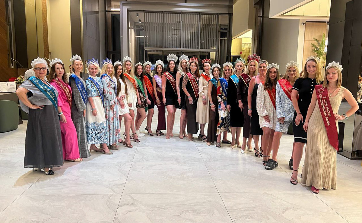 Уж кто и начал новый год на всю катушку, так это владимирские красотки. Девушки неустанно забирают самые важные титулы не только на всероссийских, но и на международных конкурсах. Одной из недавних победительниц стала модель и директор модельного агентства Victory Виктория Селеметова, которая вернулась домой с World Rising Star 2026, прошедшем в Грузии, в статусе Queen of the year.