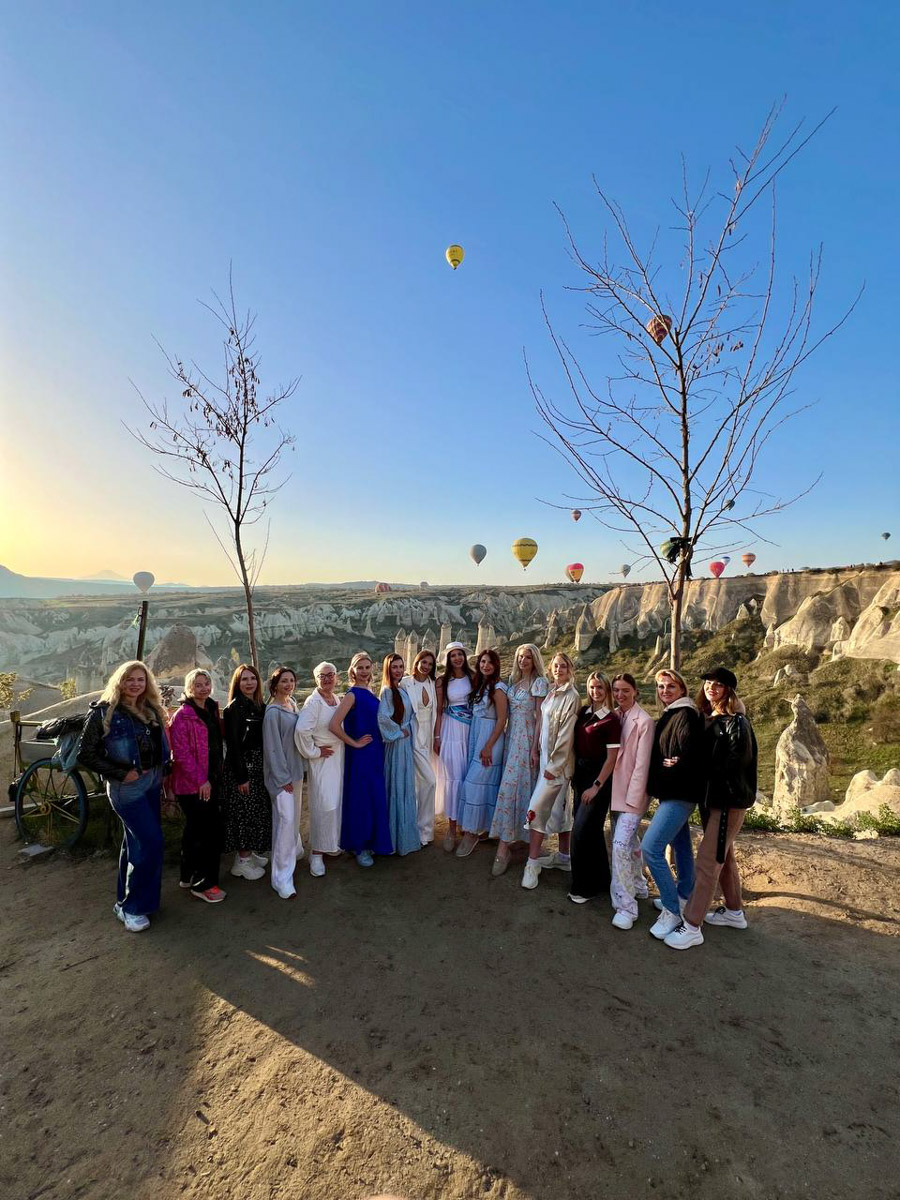 Уж кто и начал новый год на всю катушку, так это владимирские красотки. Девушки неустанно забирают самые важные титулы не только на всероссийских, но и на международных конкурсах. Одной из недавних победительниц стала модель и директор модельного агентства Victory Виктория Селеметова, которая вернулась домой с World Rising Star 2026, прошедшем в Грузии, в статусе Queen of the year.