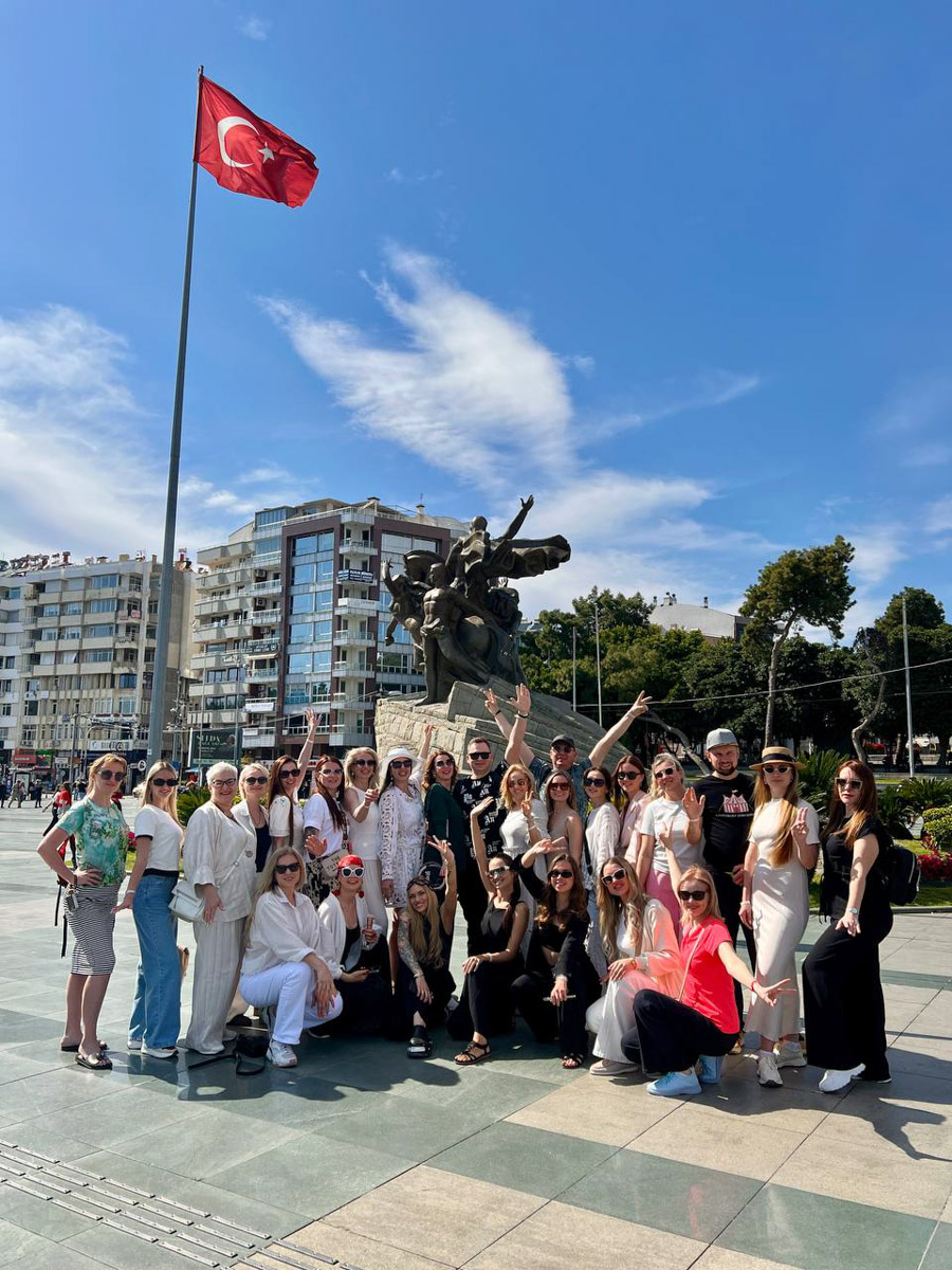 Уж кто и начал новый год на всю катушку, так это владимирские красотки. Девушки неустанно забирают самые важные титулы не только на всероссийских, но и на международных конкурсах. Одной из недавних победительниц стала модель и директор модельного агентства Victory Виктория Селеметова, которая вернулась домой с World Rising Star 2026, прошедшем в Грузии, в статусе Queen of the year.