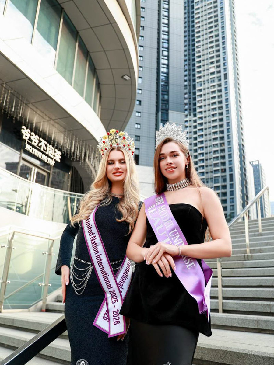 Уж кто и начал новый год на всю катушку, так это владимирские красотки. Девушки неустанно забирают самые важные титулы не только на всероссийских, но и на международных конкурсах. Одной из недавних победительниц стала модель и директор модельного агентства Victory Виктория Селеметова, которая вернулась домой с World Rising Star 2026, прошедшем в Грузии, в статусе Queen of the year.