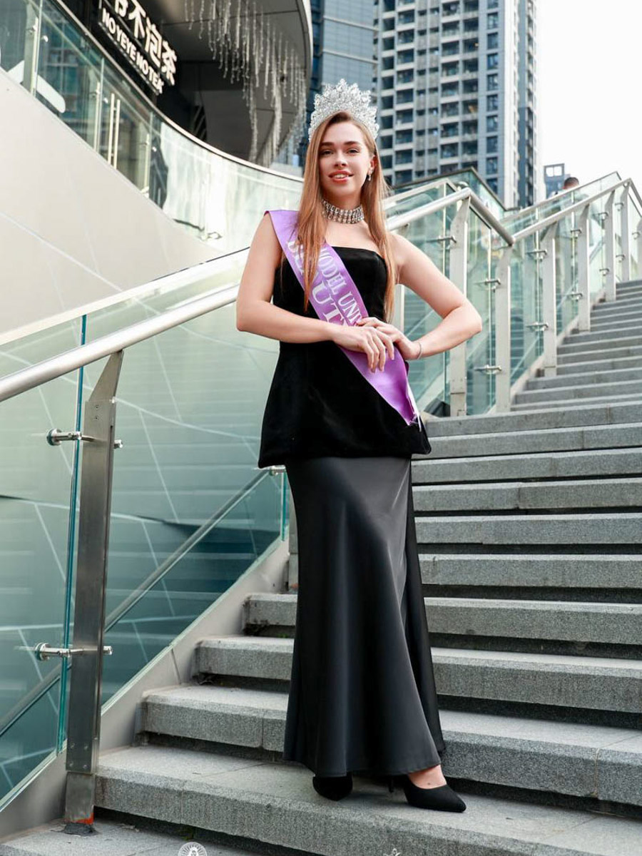 Уж кто и начал новый год на всю катушку, так это владимирские красотки. Девушки неустанно забирают самые важные титулы не только на всероссийских, но и на международных конкурсах. Одной из недавних победительниц стала модель и директор модельного агентства Victory Виктория Селеметова, которая вернулась домой с World Rising Star 2026, прошедшем в Грузии, в статусе Queen of the year.