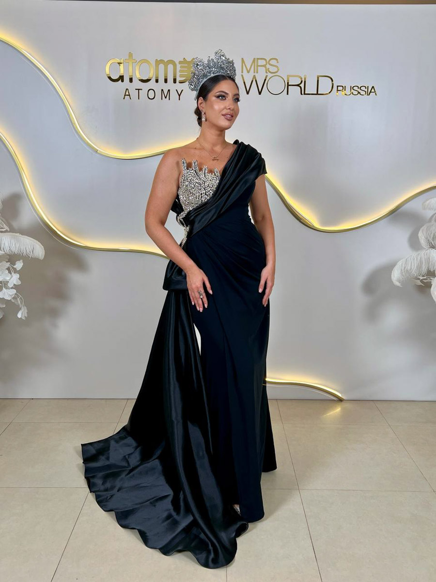 Уж кто и начал новый год на всю катушку, так это владимирские красотки. Девушки неустанно забирают самые важные титулы не только на всероссийских, но и на международных конкурсах. Одной из недавних победительниц стала модель и директор модельного агентства Victory Виктория Селеметова, которая вернулась домой с World Rising Star 2026, прошедшем в Грузии, в статусе Queen of the year.