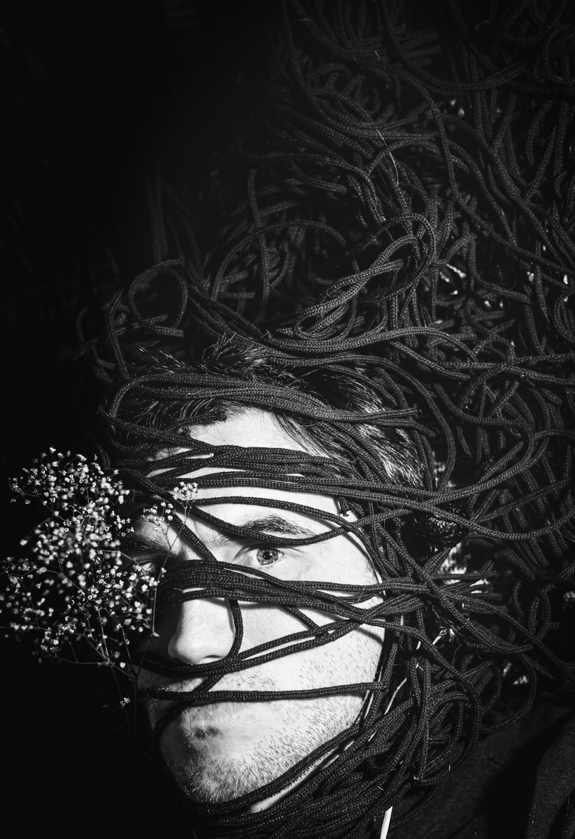 Автор динамичных сцен с фигурками Lego и машинками Hot Wheels Михаил Кудрин снимает не только игрушки. Например, не так давно фотограф решил поучаствовать в конкурсе автопортретов. «Ключ-Медиа» не смог пройти мимо и выяснил у художника все подробности о марафоне.