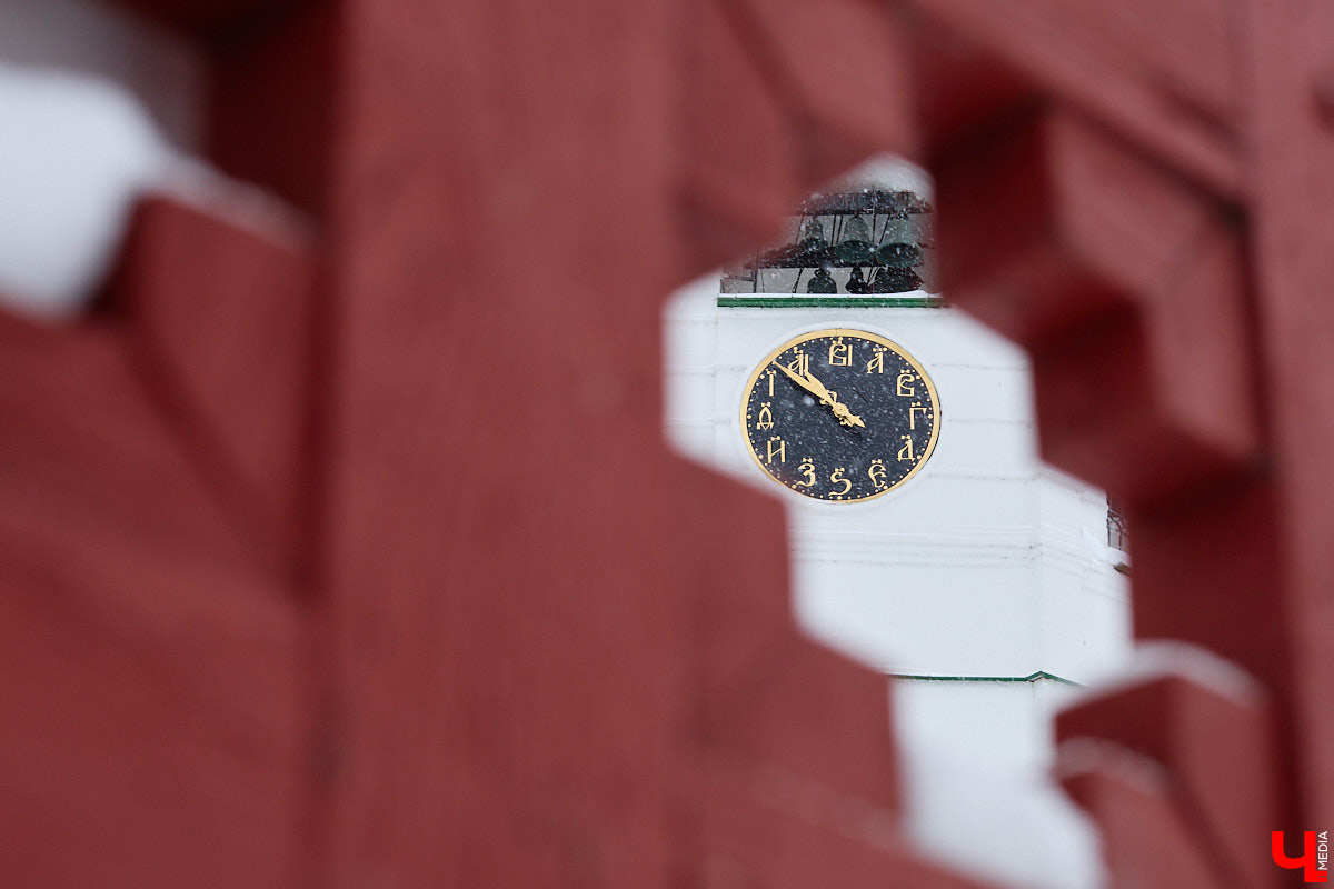 Вы обращали внимание на необычные часы с буквенным циферблатом на башне Суздальского кремля? Куранты, чья история насчитывает уже много столетий, расположены сразу на входе в музейный комплекс. Колокольню с шахтой для приводных гирь построили в середине XVII века, тогда же, судя по всему, установили и хранителя времени. Недавно «Ключ-Медиа» удалось подняться наверх в компании старшего научного сотрудника ВСМЗ и рассмотреть все детали.