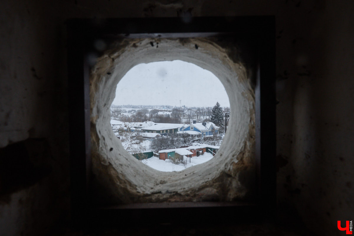 Вы обращали внимание на необычные часы с буквенным циферблатом на башне Суздальского кремля? Куранты, чья история насчитывает уже много столетий, расположены сразу на входе в музейный комплекс. Колокольню с шахтой для приводных гирь построили в середине XVII века, тогда же, судя по всему, установили и хранителя времени. Недавно «Ключ-Медиа» удалось подняться наверх в компании старшего научного сотрудника ВСМЗ и рассмотреть все детали.