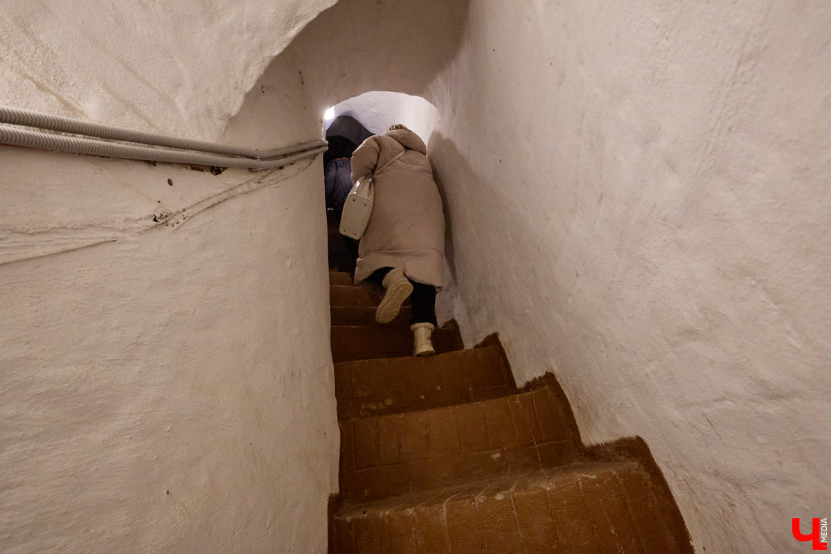 Вы обращали внимание на необычные часы с буквенным циферблатом на башне Суздальского кремля? Куранты, чья история насчитывает уже много столетий, расположены сразу на входе в музейный комплекс. Колокольню с шахтой для приводных гирь построили в середине XVII века, тогда же, судя по всему, установили и хранителя времени. Недавно «Ключ-Медиа» удалось подняться наверх в компании старшего научного сотрудника ВСМЗ и рассмотреть все детали.