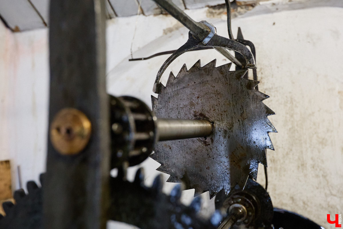 Вы обращали внимание на необычные часы с буквенным циферблатом на башне Суздальского кремля? Куранты, чья история насчитывает уже много столетий, расположены сразу на входе в музейный комплекс. Колокольню с шахтой для приводных гирь построили в середине XVII века, тогда же, судя по всему, установили и хранителя времени. Недавно «Ключ-Медиа» удалось подняться наверх в компании старшего научного сотрудника ВСМЗ и рассмотреть все детали.