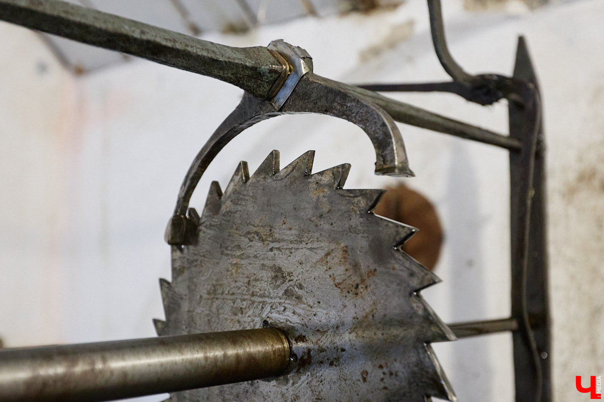 Вы обращали внимание на необычные часы с буквенным циферблатом на башне Суздальского кремля? Куранты, чья история насчитывает уже много столетий, расположены сразу на входе в музейный комплекс. Колокольню с шахтой для приводных гирь построили в середине XVII века, тогда же, судя по всему, установили и хранителя времени. Недавно «Ключ-Медиа» удалось подняться наверх в компании старшего научного сотрудника ВСМЗ и рассмотреть все детали.