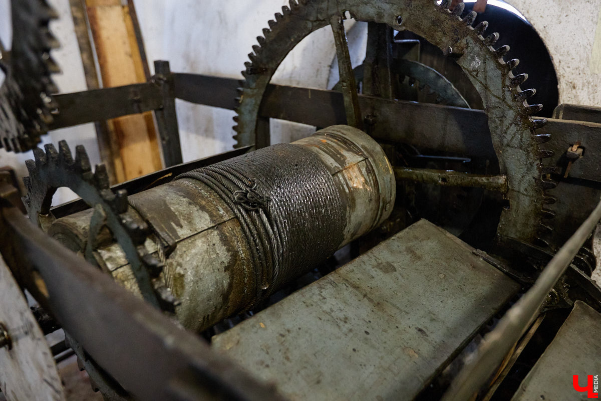 Вы обращали внимание на необычные часы с буквенным циферблатом на башне Суздальского кремля? Куранты, чья история насчитывает уже много столетий, расположены сразу на входе в музейный комплекс. Колокольню с шахтой для приводных гирь построили в середине XVII века, тогда же, судя по всему, установили и хранителя времени. Недавно «Ключ-Медиа» удалось подняться наверх в компании старшего научного сотрудника ВСМЗ и рассмотреть все детали.