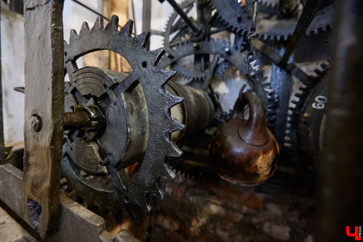 Вы обращали внимание на необычные часы с буквенным циферблатом на башне Суздальского кремля? Куранты, чья история насчитывает уже много столетий, расположены сразу на входе в музейный комплекс. Колокольню с шахтой для приводных гирь построили в середине XVII века, тогда же, судя по всему, установили и хранителя времени. Недавно «Ключ-Медиа» удалось подняться наверх в компании старшего научного сотрудника ВСМЗ и рассмотреть все детали.