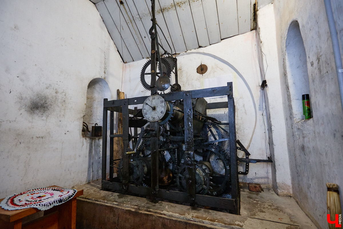 Вы обращали внимание на необычные часы с буквенным циферблатом на башне Суздальского кремля? Куранты, чья история насчитывает уже много столетий, расположены сразу на входе в музейный комплекс. Колокольню с шахтой для приводных гирь построили в середине XVII века, тогда же, судя по всему, установили и хранителя времени. Недавно «Ключ-Медиа» удалось подняться наверх в компании старшего научного сотрудника ВСМЗ и рассмотреть все детали.