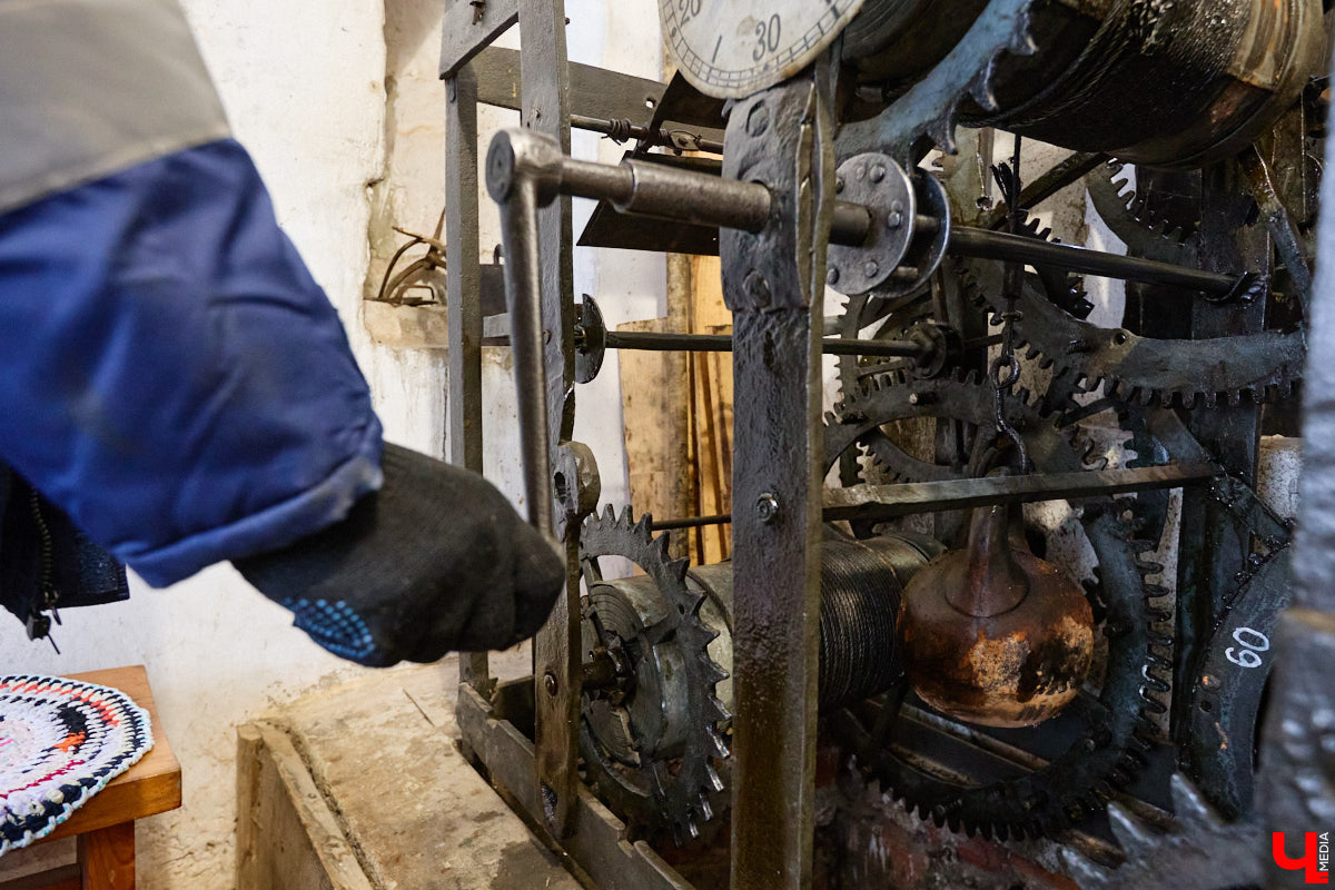 Вы обращали внимание на необычные часы с буквенным циферблатом на башне Суздальского кремля? Куранты, чья история насчитывает уже много столетий, расположены сразу на входе в музейный комплекс. Колокольню с шахтой для приводных гирь построили в середине XVII века, тогда же, судя по всему, установили и хранителя времени. Недавно «Ключ-Медиа» удалось подняться наверх в компании старшего научного сотрудника ВСМЗ и рассмотреть все детали.