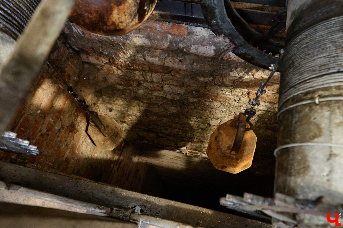 Вы обращали внимание на необычные часы с буквенным циферблатом на башне Суздальского кремля? Куранты, чья история насчитывает уже много столетий, расположены сразу на входе в музейный комплекс. Колокольню с шахтой для приводных гирь построили в середине XVII века, тогда же, судя по всему, установили и хранителя времени. Недавно «Ключ-Медиа» удалось подняться наверх в компании старшего научного сотрудника ВСМЗ и рассмотреть все детали.