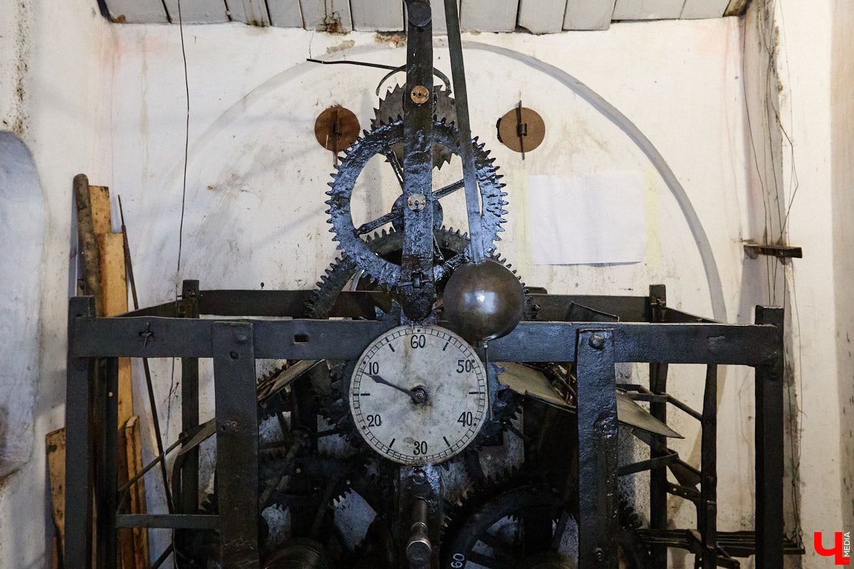 Вы обращали внимание на необычные часы с буквенным циферблатом на башне Суздальского кремля? Куранты, чья история насчитывает уже много столетий, расположены сразу на входе в музейный комплекс. Колокольню с шахтой для приводных гирь построили в середине XVII века, тогда же, судя по всему, установили и хранителя времени. Недавно «Ключ-Медиа» удалось подняться наверх в компании старшего научного сотрудника ВСМЗ и рассмотреть все детали.