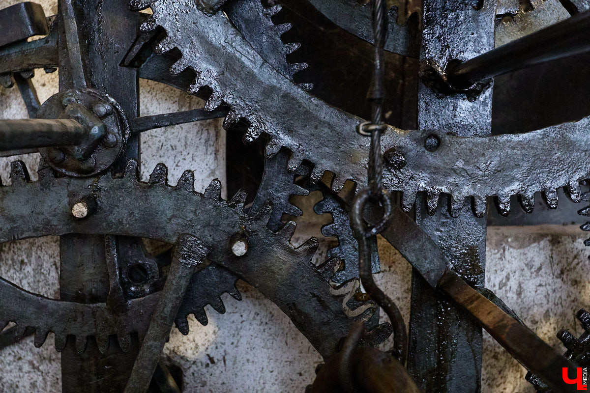 Вы обращали внимание на необычные часы с буквенным циферблатом на башне Суздальского кремля? Куранты, чья история насчитывает уже много столетий, расположены сразу на входе в музейный комплекс. Колокольню с шахтой для приводных гирь построили в середине XVII века, тогда же, судя по всему, установили и хранителя времени. Недавно «Ключ-Медиа» удалось подняться наверх в компании старшего научного сотрудника ВСМЗ и рассмотреть все детали.