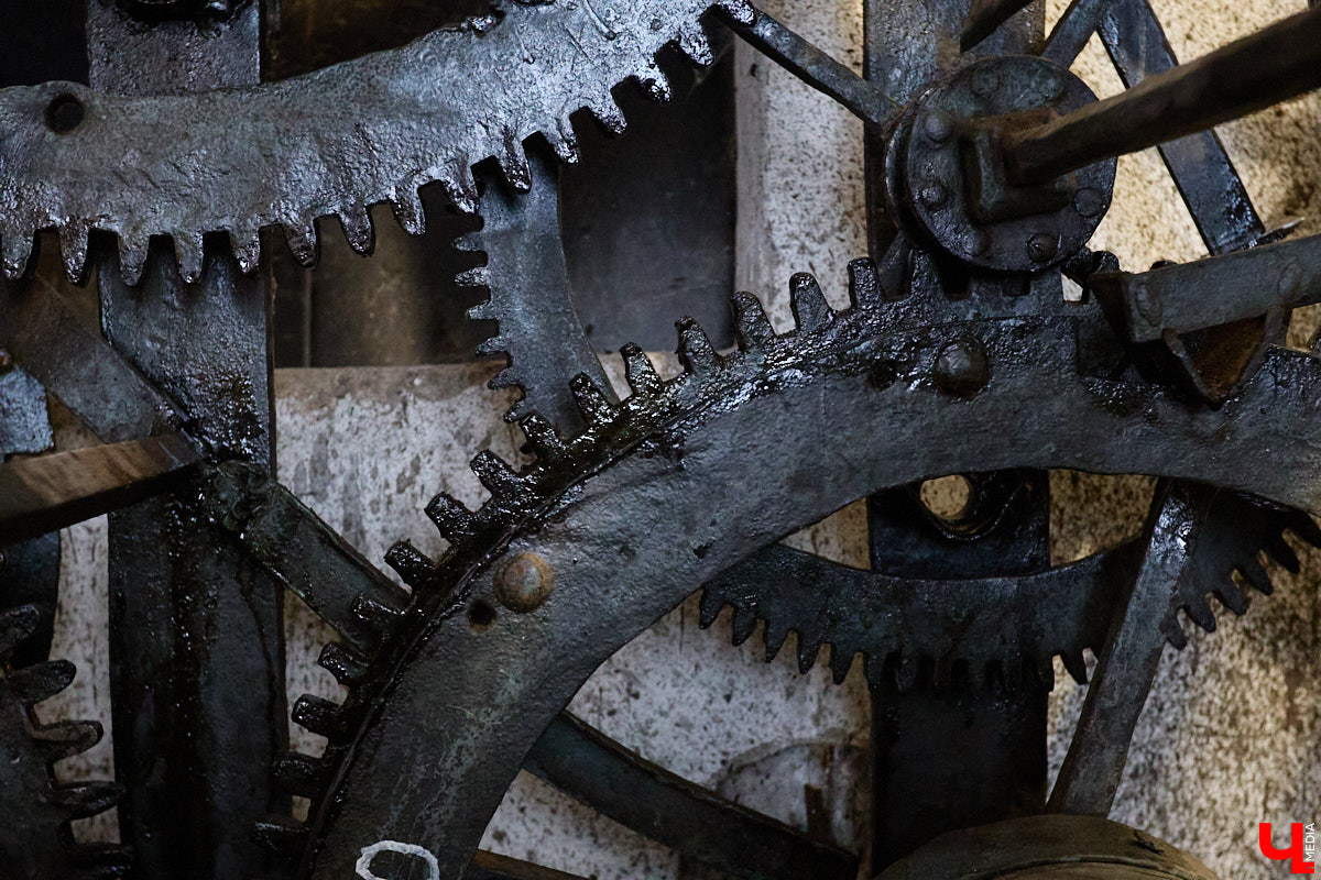 Вы обращали внимание на необычные часы с буквенным циферблатом на башне Суздальского кремля? Куранты, чья история насчитывает уже много столетий, расположены сразу на входе в музейный комплекс. Колокольню с шахтой для приводных гирь построили в середине XVII века, тогда же, судя по всему, установили и хранителя времени. Недавно «Ключ-Медиа» удалось подняться наверх в компании старшего научного сотрудника ВСМЗ и рассмотреть все детали.