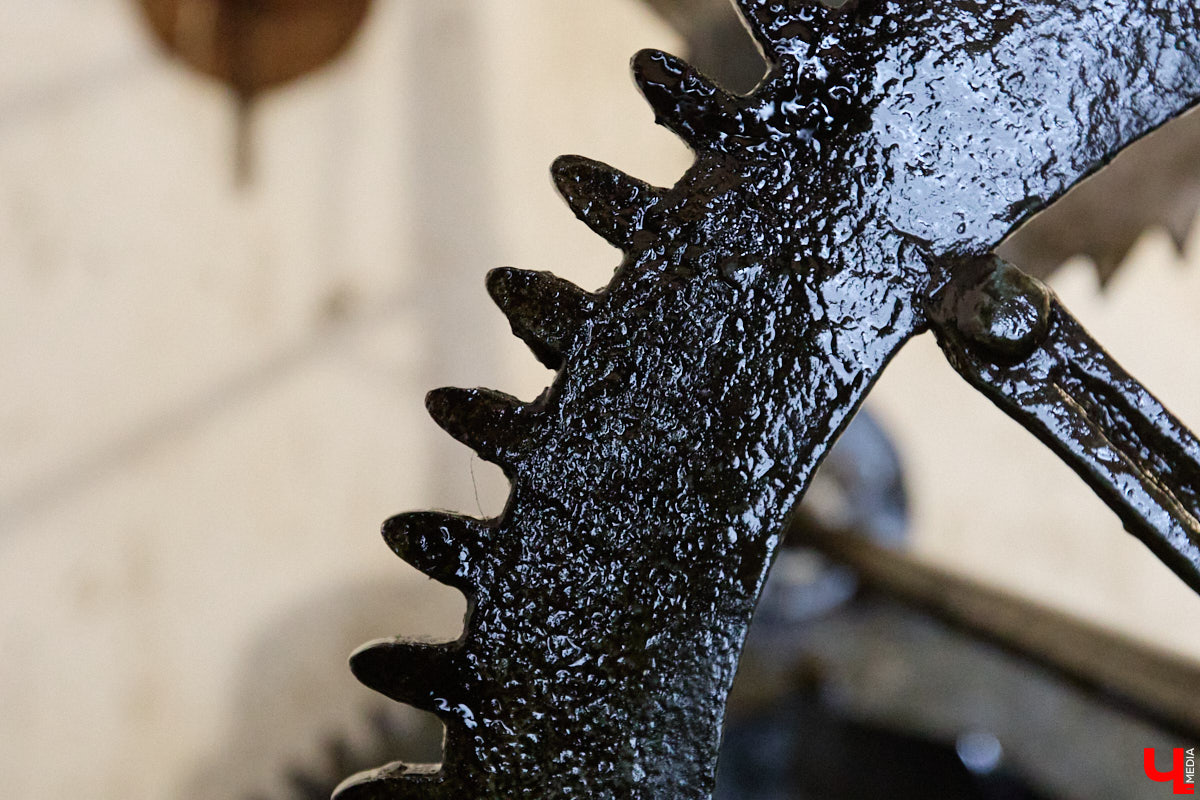 Вы обращали внимание на необычные часы с буквенным циферблатом на башне Суздальского кремля? Куранты, чья история насчитывает уже много столетий, расположены сразу на входе в музейный комплекс. Колокольню с шахтой для приводных гирь построили в середине XVII века, тогда же, судя по всему, установили и хранителя времени. Недавно «Ключ-Медиа» удалось подняться наверх в компании старшего научного сотрудника ВСМЗ и рассмотреть все детали.