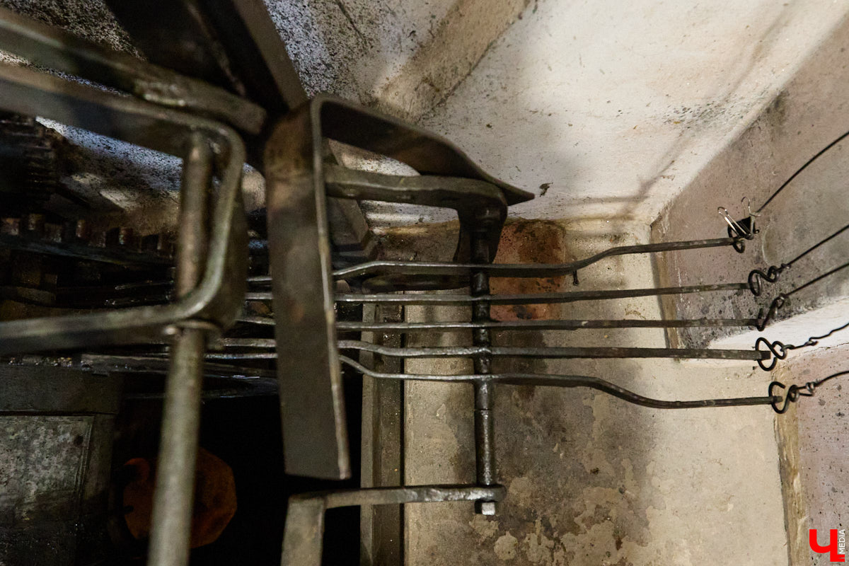 Вы обращали внимание на необычные часы с буквенным циферблатом на башне Суздальского кремля? Куранты, чья история насчитывает уже много столетий, расположены сразу на входе в музейный комплекс. Колокольню с шахтой для приводных гирь построили в середине XVII века, тогда же, судя по всему, установили и хранителя времени. Недавно «Ключ-Медиа» удалось подняться наверх в компании старшего научного сотрудника ВСМЗ и рассмотреть все детали.