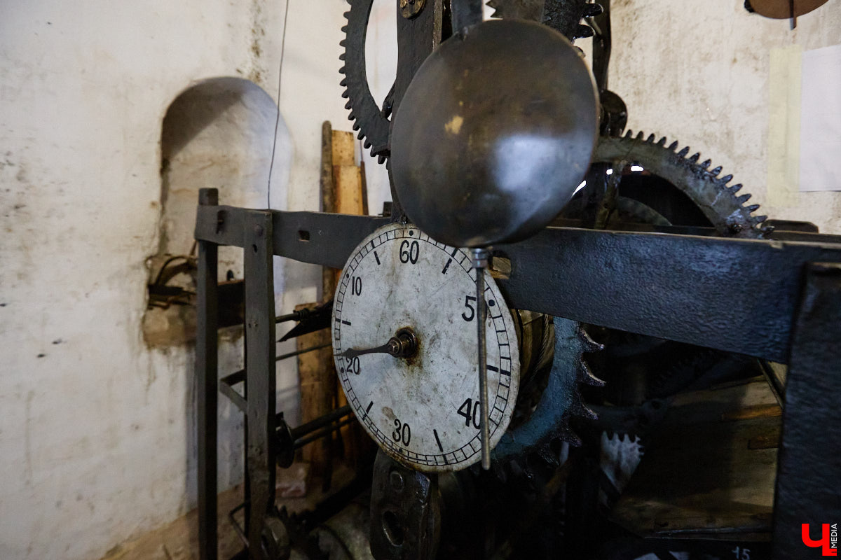 Вы обращали внимание на необычные часы с буквенным циферблатом на башне Суздальского кремля? Куранты, чья история насчитывает уже много столетий, расположены сразу на входе в музейный комплекс. Колокольню с шахтой для приводных гирь построили в середине XVII века, тогда же, судя по всему, установили и хранителя времени. Недавно «Ключ-Медиа» удалось подняться наверх в компании старшего научного сотрудника ВСМЗ и рассмотреть все детали.