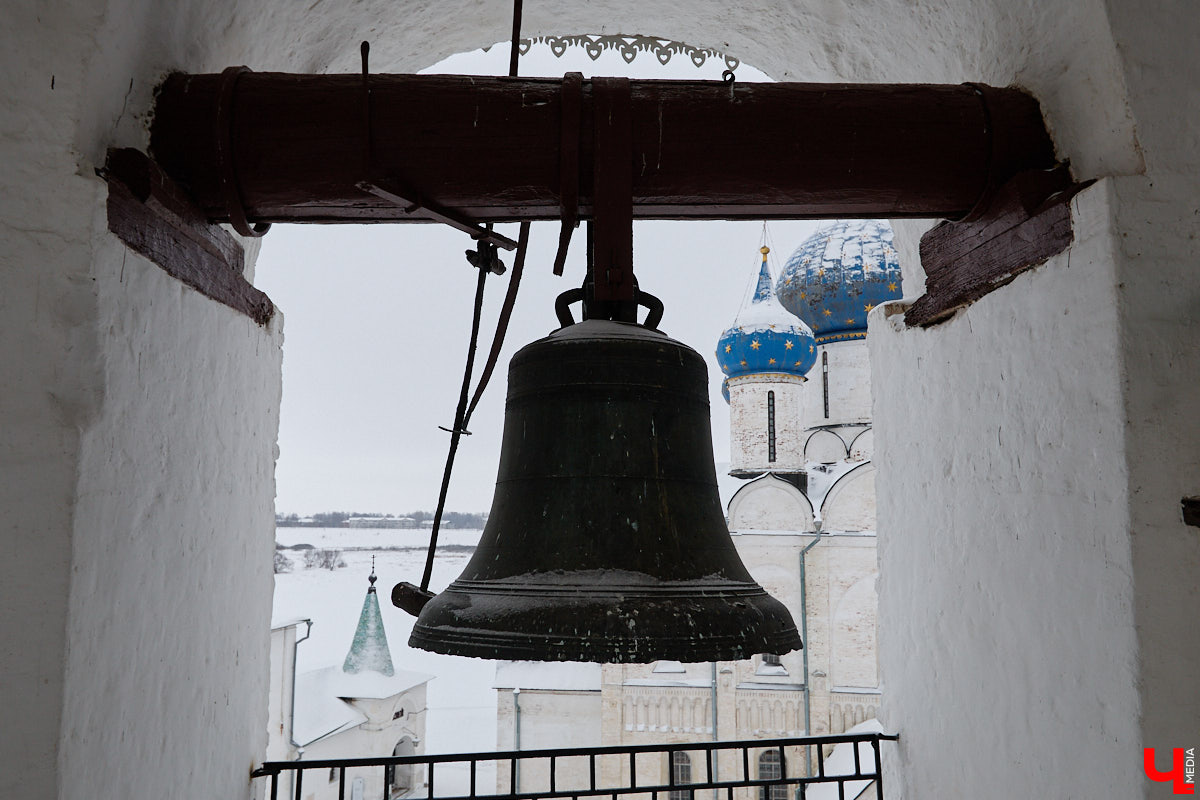 Вы обращали внимание на необычные часы с буквенным циферблатом на башне Суздальского кремля? Куранты, чья история насчитывает уже много столетий, расположены сразу на входе в музейный комплекс. Колокольню с шахтой для приводных гирь построили в середине XVII века, тогда же, судя по всему, установили и хранителя времени. Недавно «Ключ-Медиа» удалось подняться наверх в компании старшего научного сотрудника ВСМЗ и рассмотреть все детали.