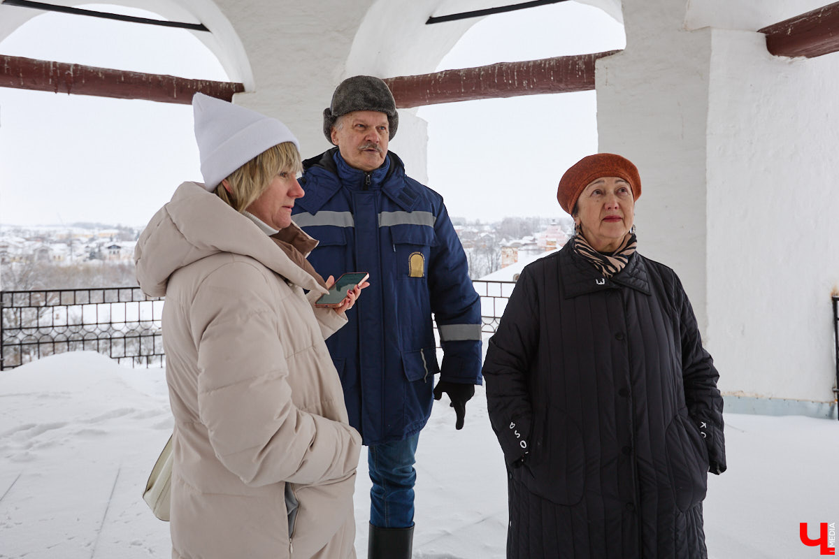 Вы обращали внимание на необычные часы с буквенным циферблатом на башне Суздальского кремля? Куранты, чья история насчитывает уже много столетий, расположены сразу на входе в музейный комплекс. Колокольню с шахтой для приводных гирь построили в середине XVII века, тогда же, судя по всему, установили и хранителя времени. Недавно «Ключ-Медиа» удалось подняться наверх в компании старшего научного сотрудника ВСМЗ и рассмотреть все детали.