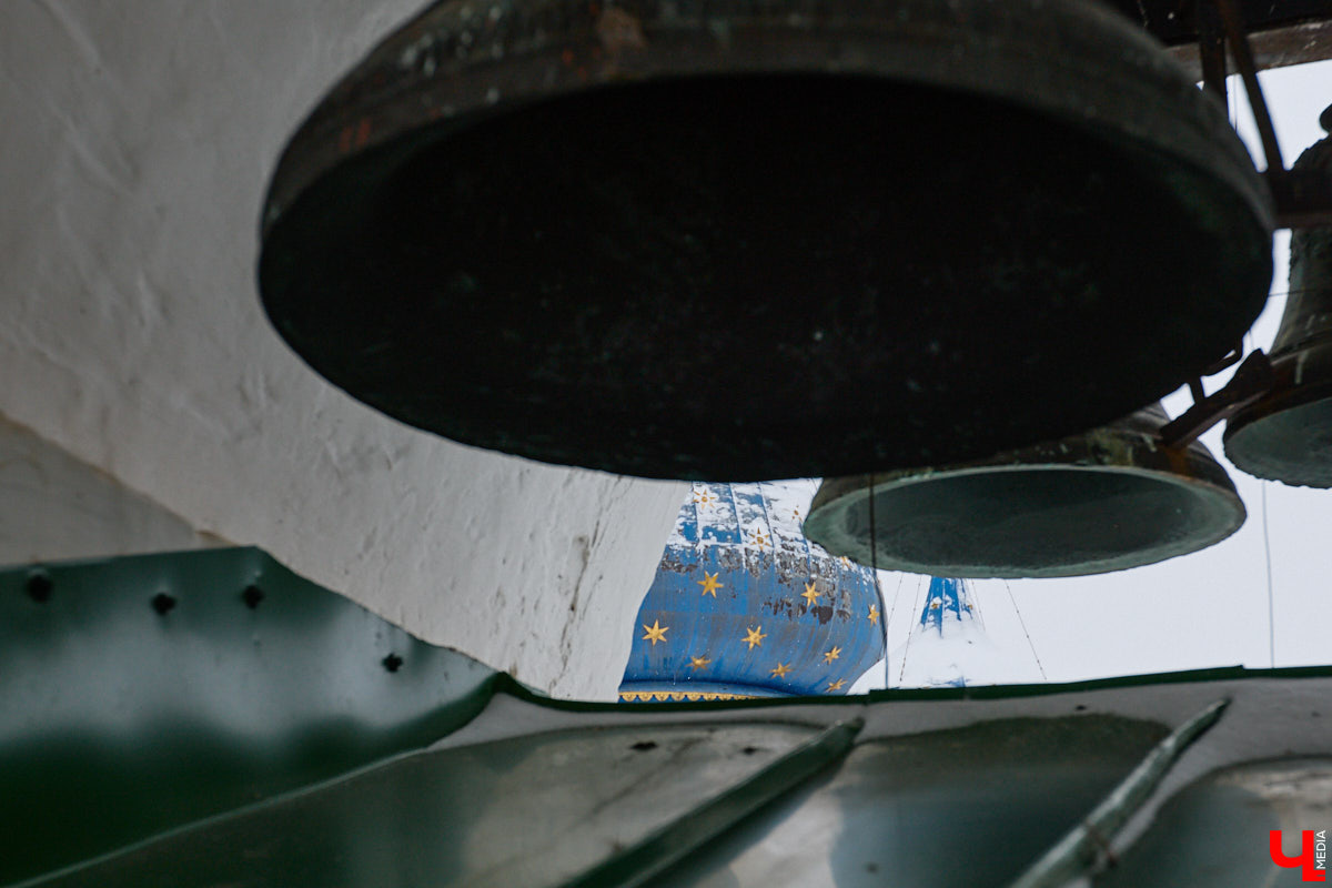 Вы обращали внимание на необычные часы с буквенным циферблатом на башне Суздальского кремля? Куранты, чья история насчитывает уже много столетий, расположены сразу на входе в музейный комплекс. Колокольню с шахтой для приводных гирь построили в середине XVII века, тогда же, судя по всему, установили и хранителя времени. Недавно «Ключ-Медиа» удалось подняться наверх в компании старшего научного сотрудника ВСМЗ и рассмотреть все детали.