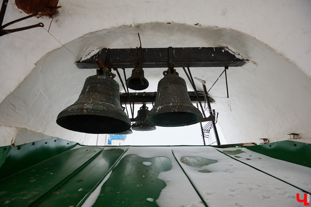 Вы обращали внимание на необычные часы с буквенным циферблатом на башне Суздальского кремля? Куранты, чья история насчитывает уже много столетий, расположены сразу на входе в музейный комплекс. Колокольню с шахтой для приводных гирь построили в середине XVII века, тогда же, судя по всему, установили и хранителя времени. Недавно «Ключ-Медиа» удалось подняться наверх в компании старшего научного сотрудника ВСМЗ и рассмотреть все детали.