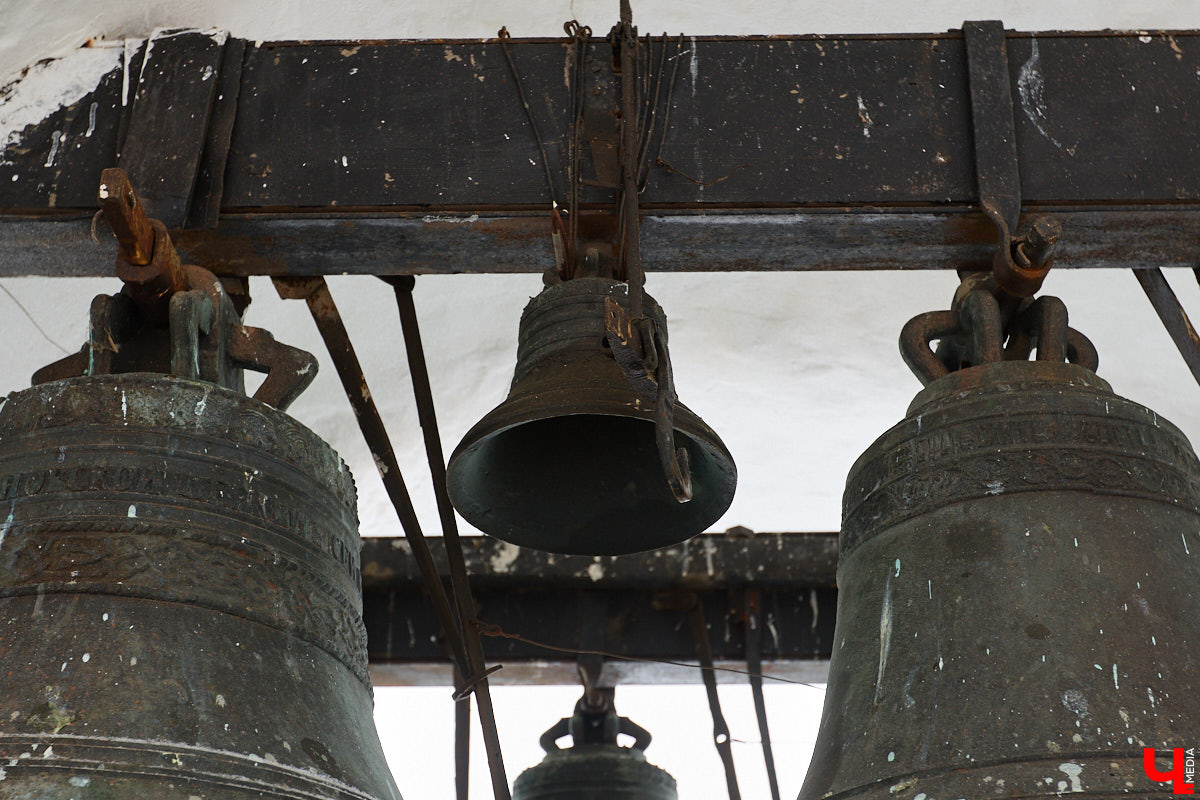 Вы обращали внимание на необычные часы с буквенным циферблатом на башне Суздальского кремля? Куранты, чья история насчитывает уже много столетий, расположены сразу на входе в музейный комплекс. Колокольню с шахтой для приводных гирь построили в середине XVII века, тогда же, судя по всему, установили и хранителя времени. Недавно «Ключ-Медиа» удалось подняться наверх в компании старшего научного сотрудника ВСМЗ и рассмотреть все детали.