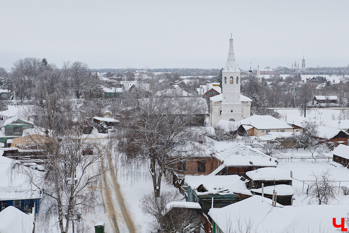 Вы обращали внимание на необычные часы с буквенным циферблатом на башне Суздальского кремля? Куранты, чья история насчитывает уже много столетий, расположены сразу на входе в музейный комплекс. Колокольню с шахтой для приводных гирь построили в середине XVII века, тогда же, судя по всему, установили и хранителя времени. Недавно «Ключ-Медиа» удалось подняться наверх в компании старшего научного сотрудника ВСМЗ и рассмотреть все детали.