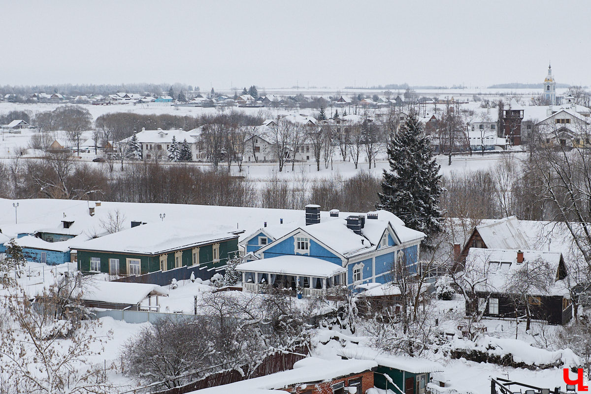 Вы обращали внимание на необычные часы с буквенным циферблатом на башне Суздальского кремля? Куранты, чья история насчитывает уже много столетий, расположены сразу на входе в музейный комплекс. Колокольню с шахтой для приводных гирь построили в середине XVII века, тогда же, судя по всему, установили и хранителя времени. Недавно «Ключ-Медиа» удалось подняться наверх в компании старшего научного сотрудника ВСМЗ и рассмотреть все детали.