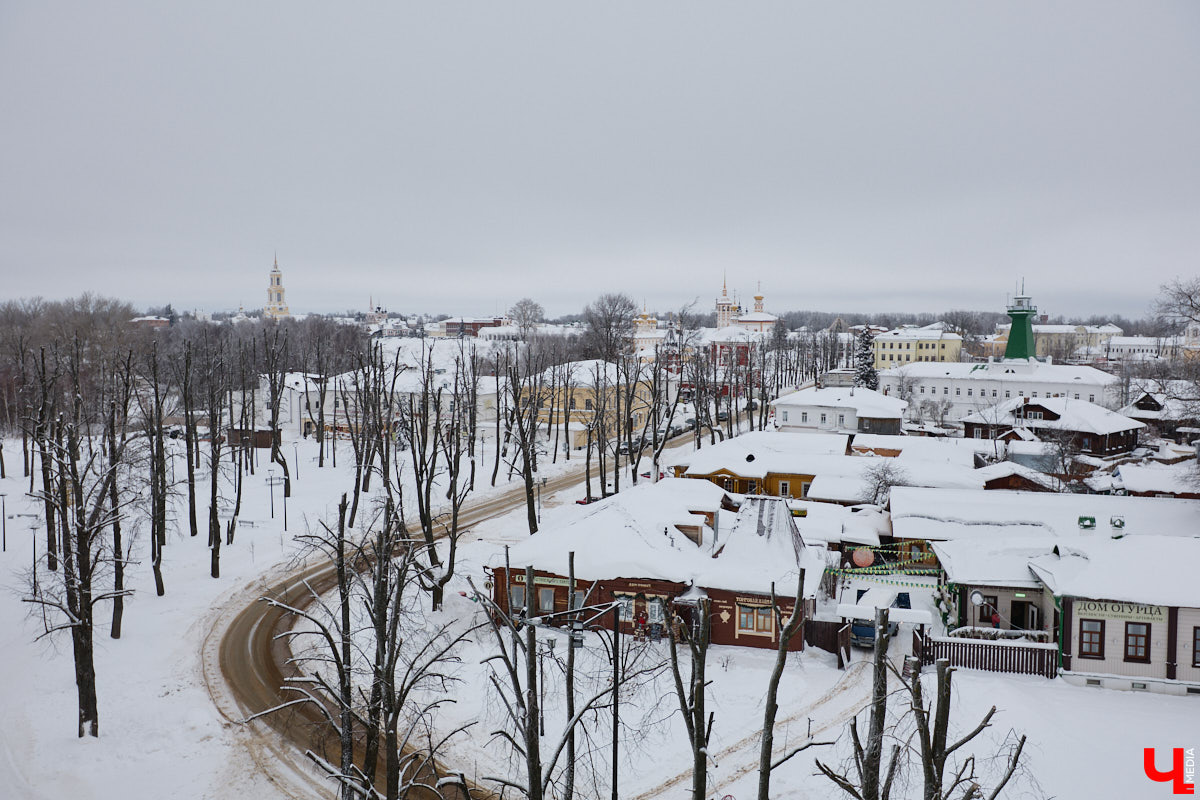 Вы обращали внимание на необычные часы с буквенным циферблатом на башне Суздальского кремля? Куранты, чья история насчитывает уже много столетий, расположены сразу на входе в музейный комплекс. Колокольню с шахтой для приводных гирь построили в середине XVII века, тогда же, судя по всему, установили и хранителя времени. Недавно «Ключ-Медиа» удалось подняться наверх в компании старшего научного сотрудника ВСМЗ и рассмотреть все детали.
