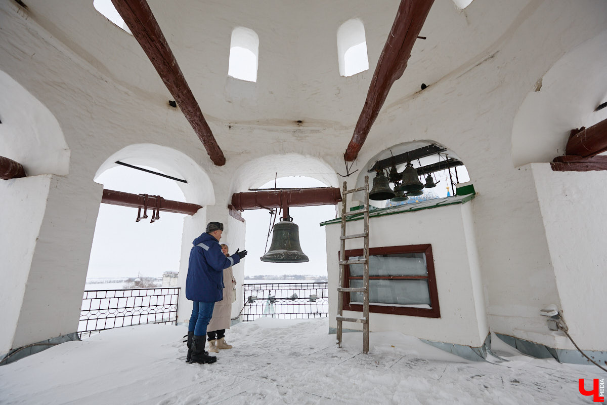 Вы обращали внимание на необычные часы с буквенным циферблатом на башне Суздальского кремля? Куранты, чья история насчитывает уже много столетий, расположены сразу на входе в музейный комплекс. Колокольню с шахтой для приводных гирь построили в середине XVII века, тогда же, судя по всему, установили и хранителя времени. Недавно «Ключ-Медиа» удалось подняться наверх в компании старшего научного сотрудника ВСМЗ и рассмотреть все детали.