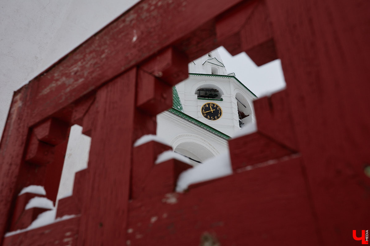 Вы обращали внимание на необычные часы с буквенным циферблатом на башне Суздальского кремля? Куранты, чья история насчитывает уже много столетий, расположены сразу на входе в музейный комплекс. Колокольню с шахтой для приводных гирь построили в середине XVII века, тогда же, судя по всему, установили и хранителя времени. Недавно «Ключ-Медиа» удалось подняться наверх в компании старшего научного сотрудника ВСМЗ и рассмотреть все детали.