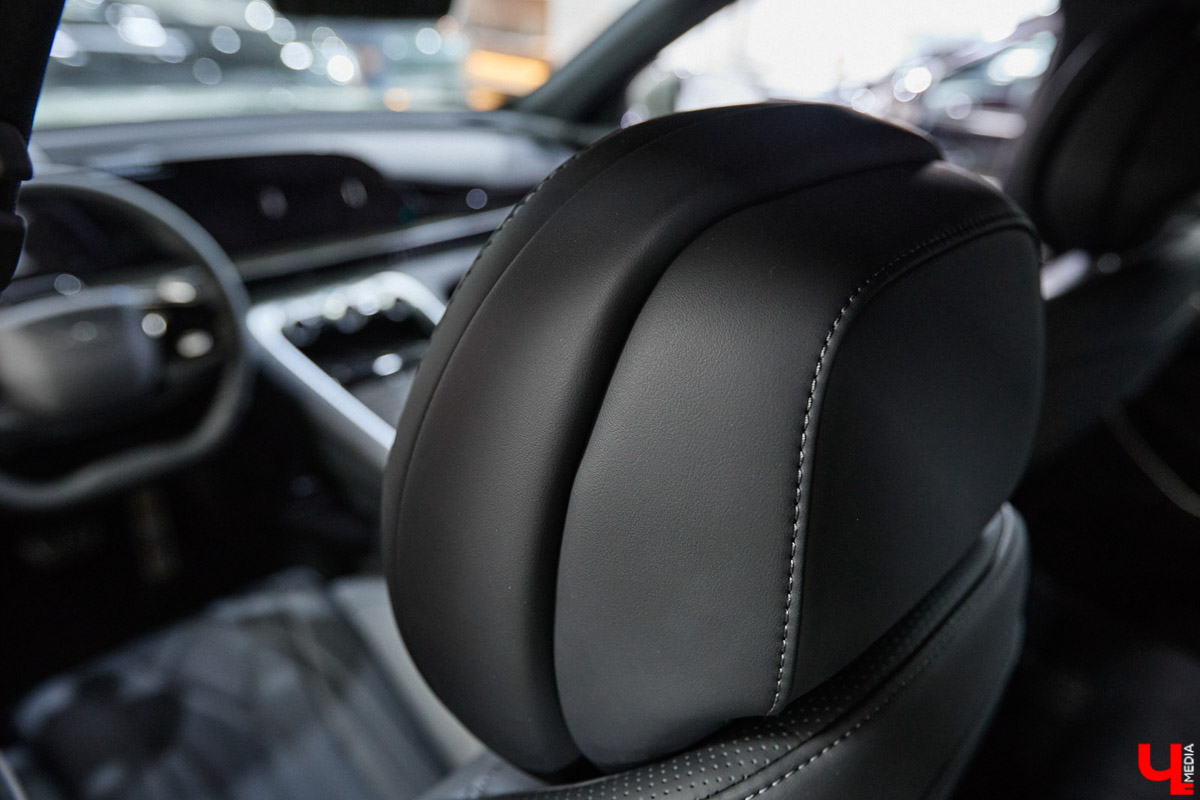 Зима во Владимире — это всегда лотерея. Либо ты утром грациозно выезжаешь с парковки, либо исполняешь ритуальные танцы со скребком и лопатой, пытаясь оживить замерзшее железо. Но пока одни ищут, у кого «прикурить», владельцы EXLANTIX ET уже допивают свой латте в салоне с температурой +25 °C. Разбираемся, как гибридный кроссовер от «АвтоТракта» научился игнорировать прогнозы синоптиков.