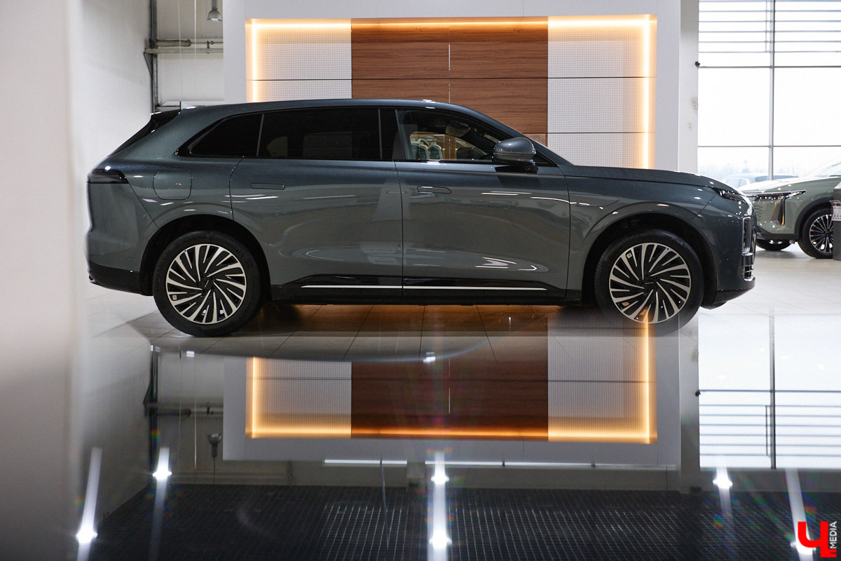 Зима во Владимире — это всегда лотерея. Либо ты утром грациозно выезжаешь с парковки, либо исполняешь ритуальные танцы со скребком и лопатой, пытаясь оживить замерзшее железо. Но пока одни ищут, у кого «прикурить», владельцы EXLANTIX ET уже допивают свой латте в салоне с температурой +25 °C. Разбираемся, как гибридный кроссовер от «АвтоТракта» научился игнорировать прогнозы синоптиков.