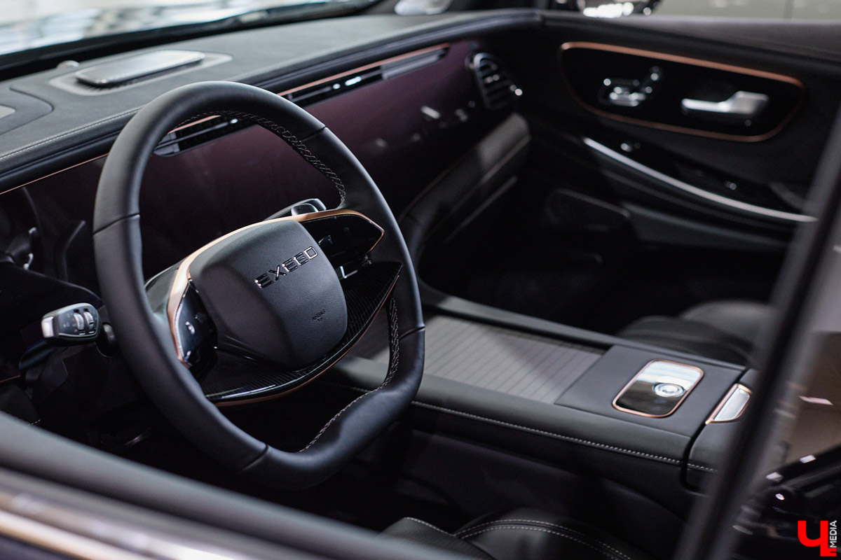 Зима во Владимире — это всегда лотерея. Либо ты утром грациозно выезжаешь с парковки, либо исполняешь ритуальные танцы со скребком и лопатой, пытаясь оживить замерзшее железо. Но пока одни ищут, у кого «прикурить», владельцы EXLANTIX ET уже допивают свой латте в салоне с температурой +25 °C. Разбираемся, как гибридный кроссовер от «АвтоТракта» научился игнорировать прогнозы синоптиков.