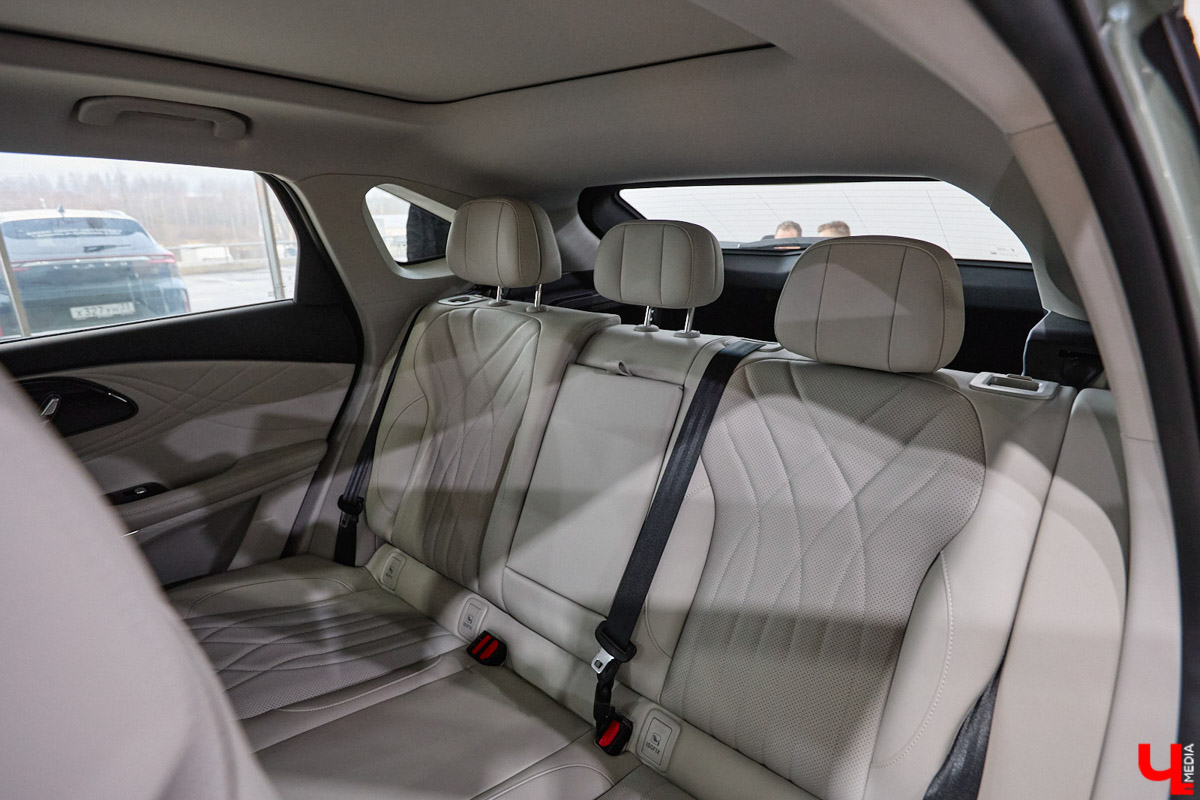 Зима во Владимире — это всегда лотерея. Либо ты утром грациозно выезжаешь с парковки, либо исполняешь ритуальные танцы со скребком и лопатой, пытаясь оживить замерзшее железо. Но пока одни ищут, у кого «прикурить», владельцы EXLANTIX ET уже допивают свой латте в салоне с температурой +25 °C. Разбираемся, как гибридный кроссовер от «АвтоТракта» научился игнорировать прогнозы синоптиков.