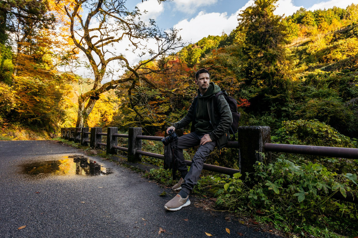 Япония — это страна, где визуальная гармония возведена в абсолют. Владимирский фотограф Владимир Никонов отправился в путешествие по «Золотому треугольнику» Японии в самый живописный период — сезон красных клёнов. О том, почему в Хаконе туман оказался ценнее вида на Фудзи, как японцы реагируют на уличную съемку и почему даже обычные канализационные люки могут стать объектом искусства, — в нашем интервью.