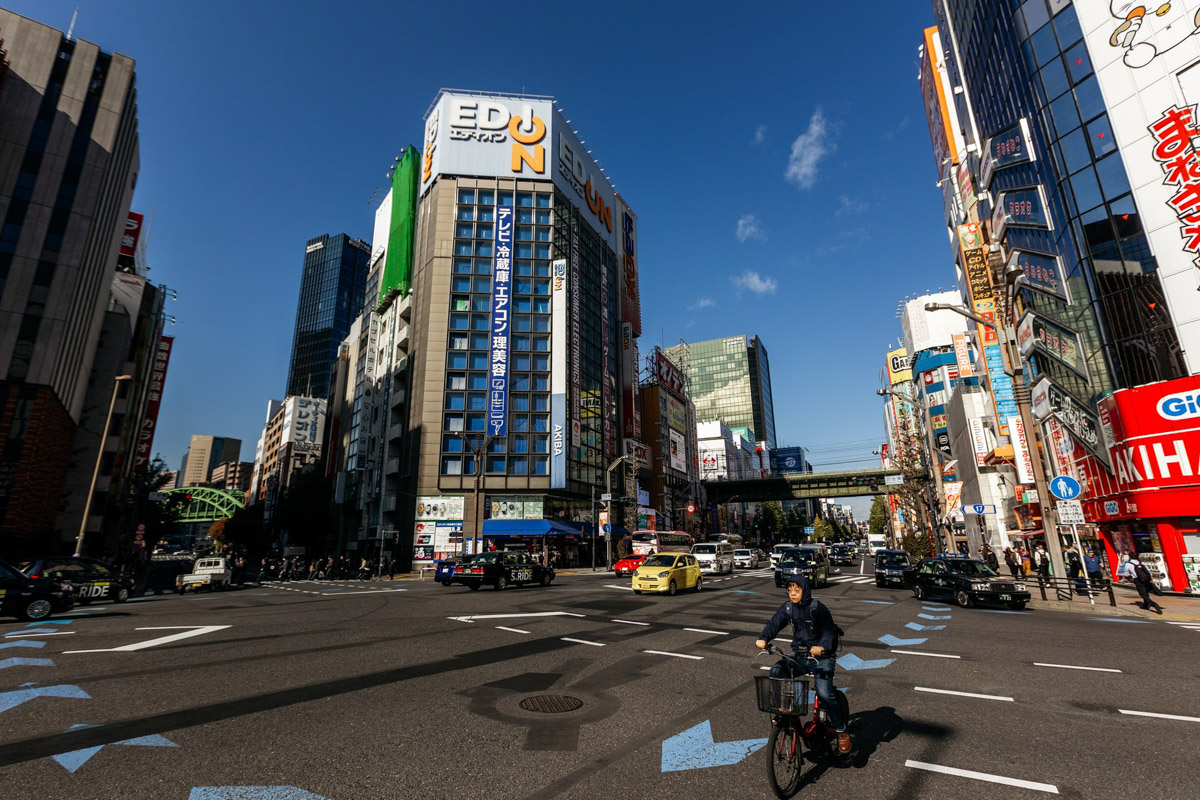 Япония — это страна, где визуальная гармония возведена в абсолют. Владимирский фотограф Владимир Никонов отправился в путешествие по «Золотому треугольнику» Японии в самый живописный период — сезон красных клёнов. О том, почему в Хаконе туман оказался ценнее вида на Фудзи, как японцы реагируют на уличную съемку и почему даже обычные канализационные люки могут стать объектом искусства, — в нашем интервью.
