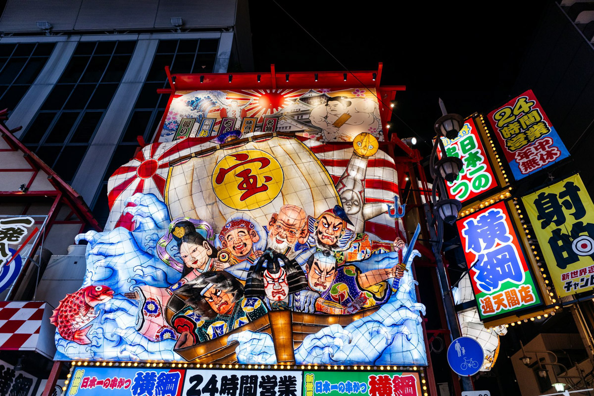 Япония — это страна, где визуальная гармония возведена в абсолют. Владимирский фотограф Владимир Никонов отправился в путешествие по «Золотому треугольнику» Японии в самый живописный период — сезон красных клёнов. О том, почему в Хаконе туман оказался ценнее вида на Фудзи, как японцы реагируют на уличную съемку и почему даже обычные канализационные люки могут стать объектом искусства, — в нашем интервью.