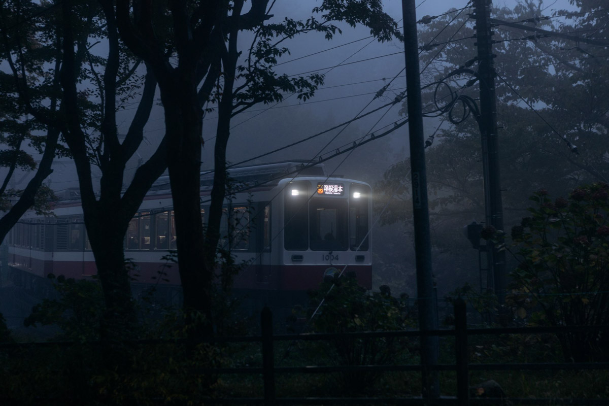 Япония — это страна, где визуальная гармония возведена в абсолют. Владимирский фотограф Владимир Никонов отправился в путешествие по «Золотому треугольнику» Японии в самый живописный период — сезон красных клёнов. О том, почему в Хаконе туман оказался ценнее вида на Фудзи, как японцы реагируют на уличную съемку и почему даже обычные канализационные люки могут стать объектом искусства, — в нашем интервью.