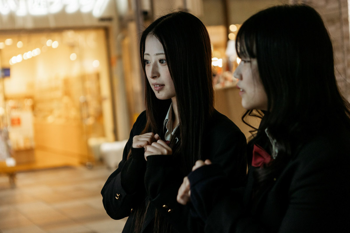 Япония — это страна, где визуальная гармония возведена в абсолют. Владимирский фотограф Владимир Никонов отправился в путешествие по «Золотому треугольнику» Японии в самый живописный период — сезон красных клёнов. О том, почему в Хаконе туман оказался ценнее вида на Фудзи, как японцы реагируют на уличную съемку и почему даже обычные канализационные люки могут стать объектом искусства, — в нашем интервью.