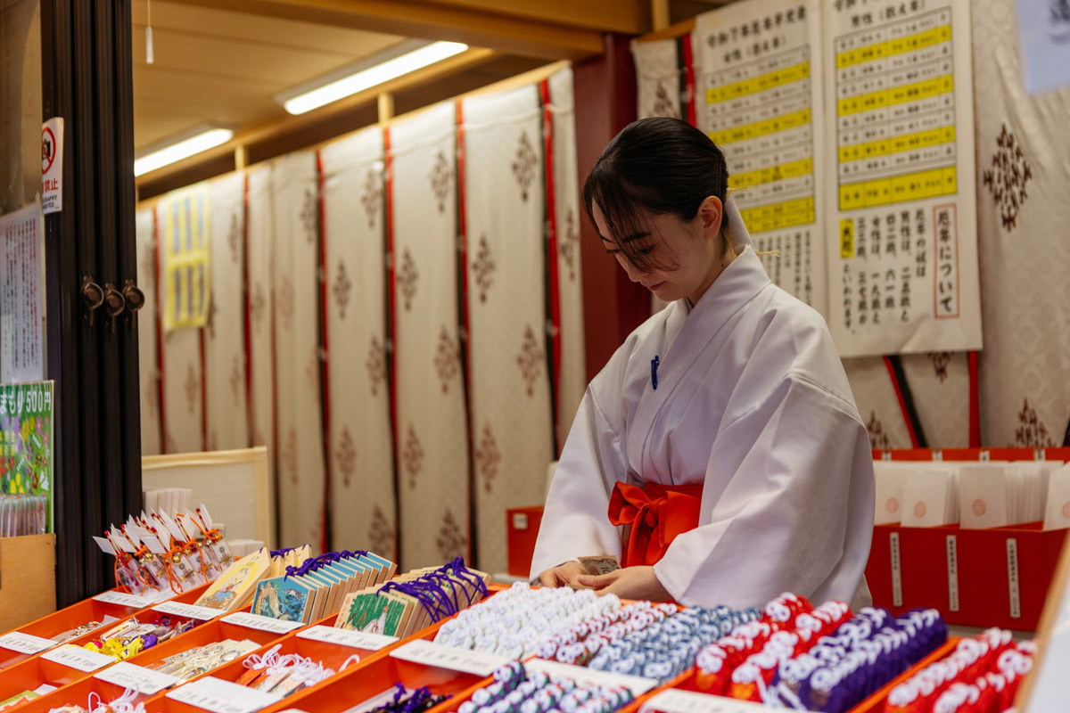 Япония — это страна, где визуальная гармония возведена в абсолют. Владимирский фотограф Владимир Никонов отправился в путешествие по «Золотому треугольнику» Японии в самый живописный период — сезон красных клёнов. О том, почему в Хаконе туман оказался ценнее вида на Фудзи, как японцы реагируют на уличную съемку и почему даже обычные канализационные люки могут стать объектом искусства, — в нашем интервью.
