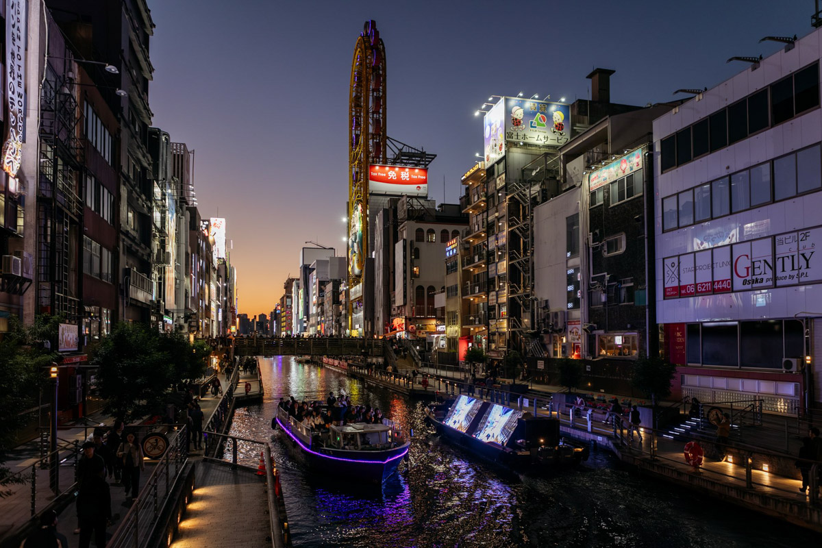 Япония — это страна, где визуальная гармония возведена в абсолют. Владимирский фотограф Владимир Никонов отправился в путешествие по «Золотому треугольнику» Японии в самый живописный период — сезон красных клёнов. О том, почему в Хаконе туман оказался ценнее вида на Фудзи, как японцы реагируют на уличную съемку и почему даже обычные канализационные люки могут стать объектом искусства, — в нашем интервью.